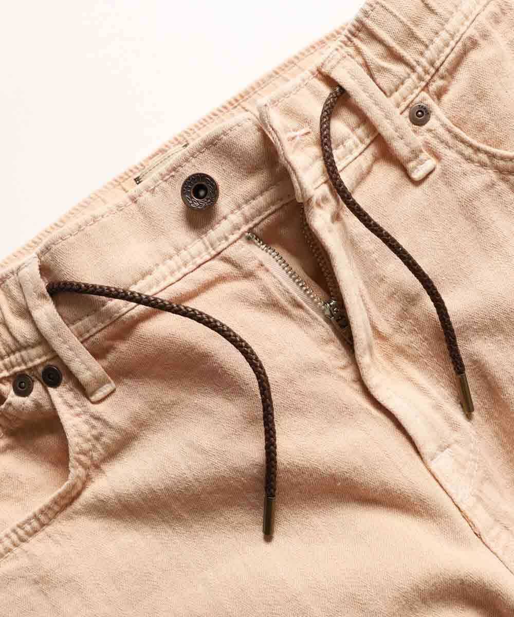 定番デニムは色で差をつける！ 〈ヤヌーク〉別注のサラリ快適なリゾートジーンズ