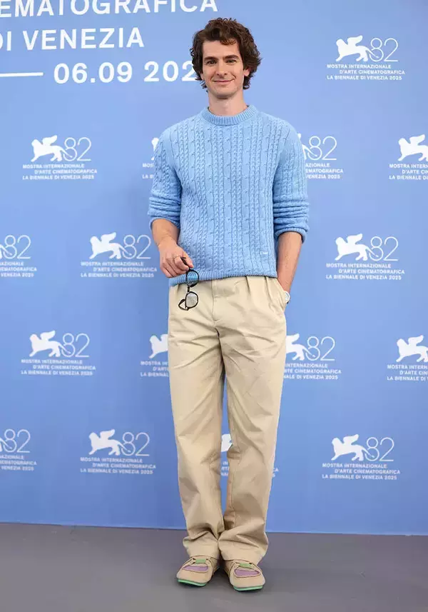 セレブのお気に入りブランドの正体！【アンドリュー・ガーフィールド】の愛用ブランドは、〈ディオール〉のニット！