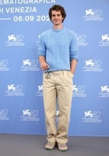 セレブのお気に入りブランドの正体！【アンドリュー・ガーフィールド】の愛用ブランドは、〈ディオール〉のニット！