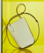 〈ヴァレクストラ〉の新キャンペーン！日常を上品に過ごせるのは、革のハンドバック