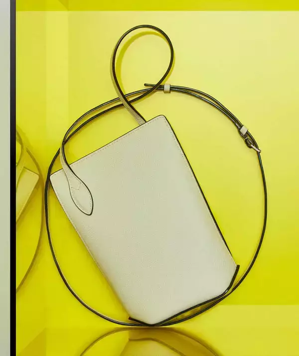 〈ヴァレクストラ〉の新キャンペーン！日常を上品に過ごせるのは、革のハンドバック