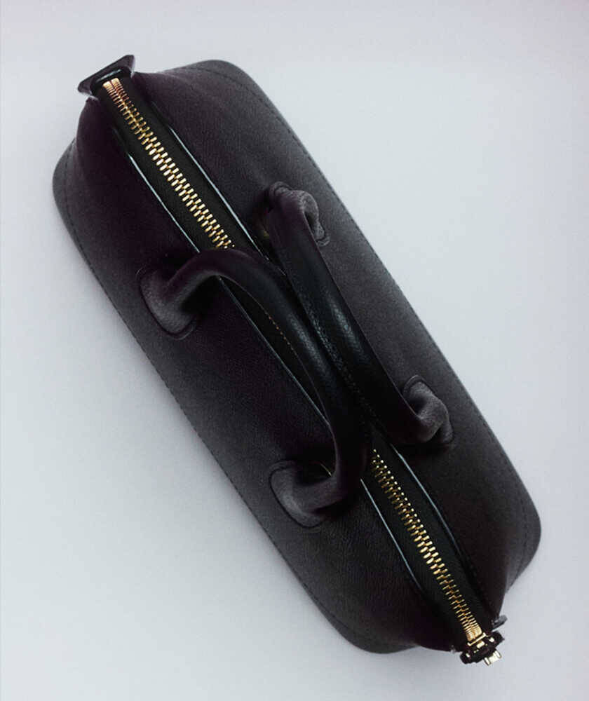 〈ヴァレクストラ〉の新キャンペーン！日常を上品に過ごせるのは、革のハンドバック