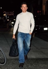 セレブのお気に入りブランドの正体！【オーランド・ブルーム】の愛用ブランドは、〈プラダ〉のキャップ＆デニムパンツ！