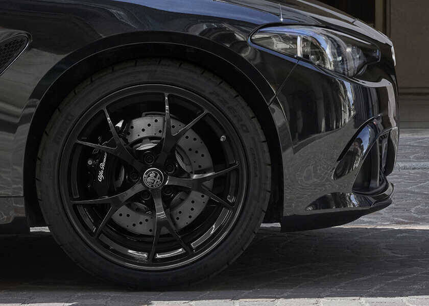 話題のクルマを品定め！〈フェラーリ〉譲りのV6をFRで！　〈アルファ・ロメオ〉ジュリア クアドリフォリオ エストレマ