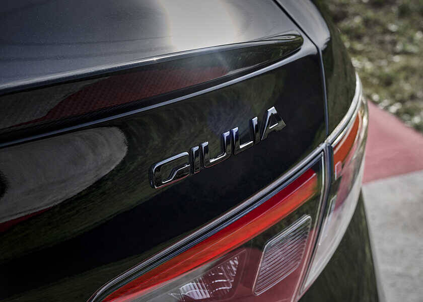 話題のクルマを品定め！〈フェラーリ〉譲りのV6をFRで！　〈アルファ・ロメオ〉ジュリア クアドリフォリオ エストレマ