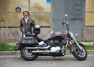 カリフォルニアのモーターサイクリスト！心地よくもパワフルに走るVツインクルーザー！　〈ヤマハ〉 Vスター 1100 シルバラード