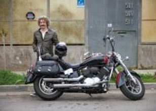 カリフォルニアのモーターサイクリスト！心地よくもパワフルに走るVツインクルーザー！　〈ヤマハ〉 Vスター 1100 シルバラード