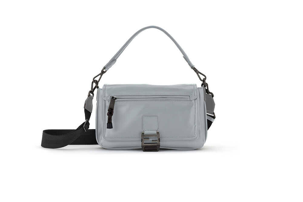 大人の春コーデを格上げする〈フェンディ〉のメッセンジャーバッグ！