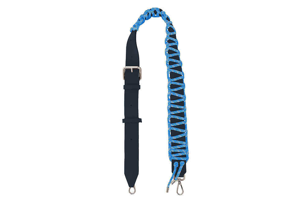 大人の春コーデを格上げする〈フェンディ〉のメッセンジャーバッグ！