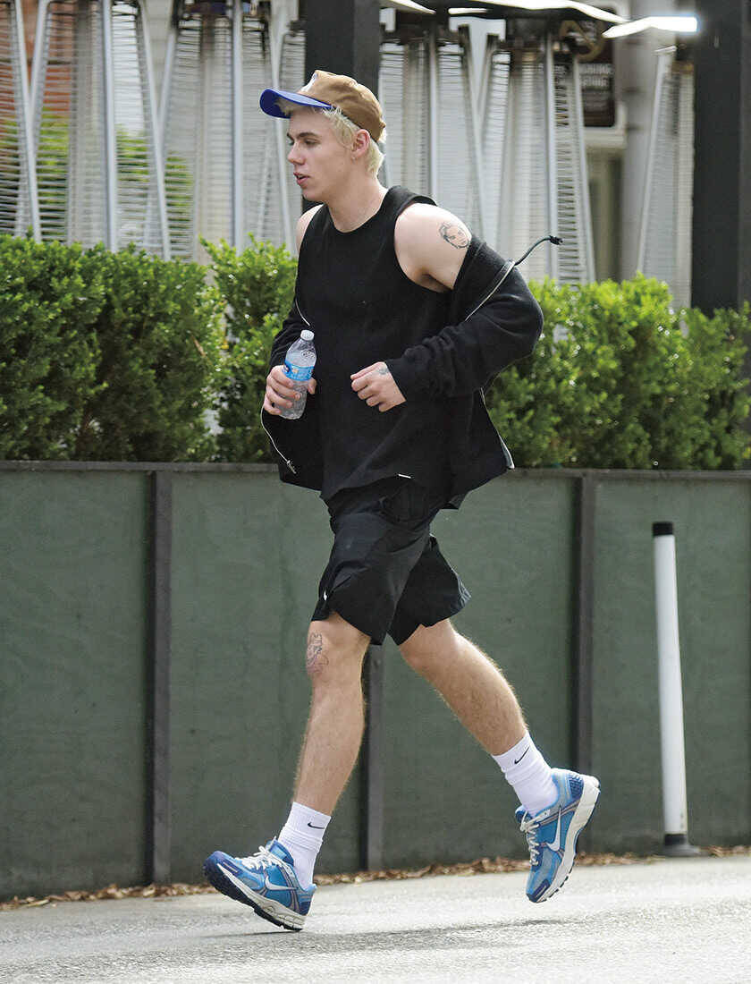 【年末年始まとめ配信】セレブ愛用のスニーカーとは？　“ブルー”で足元から爽やかさ出し!?