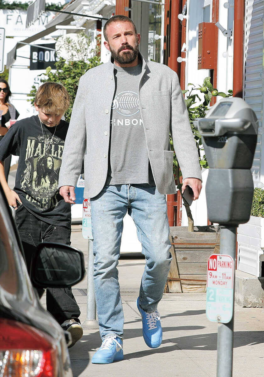 【年末年始まとめ配信】セレブ愛用のスニーカーとは？　“ブルー”で足元から爽やかさ出し!?