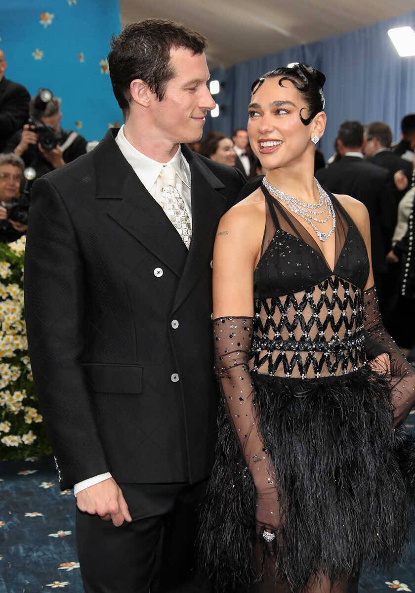 セレブなガールフレンドグラミー賞を2回受賞！　ダークポップ界の歌姫【デュア・リパ】