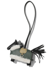 必ずまわりと差が出る簡単お洒落テク！　ベーシックな定番バッグを自分だけのものに変えるチャーム！