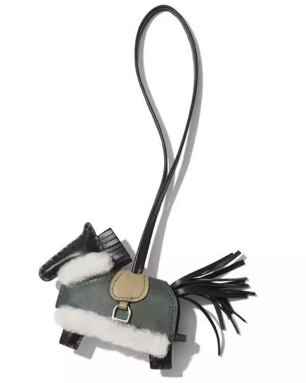 必ずまわりと差が出る簡単お洒落テク！　ベーシックな定番バッグを自分だけのものに変えるチャーム！