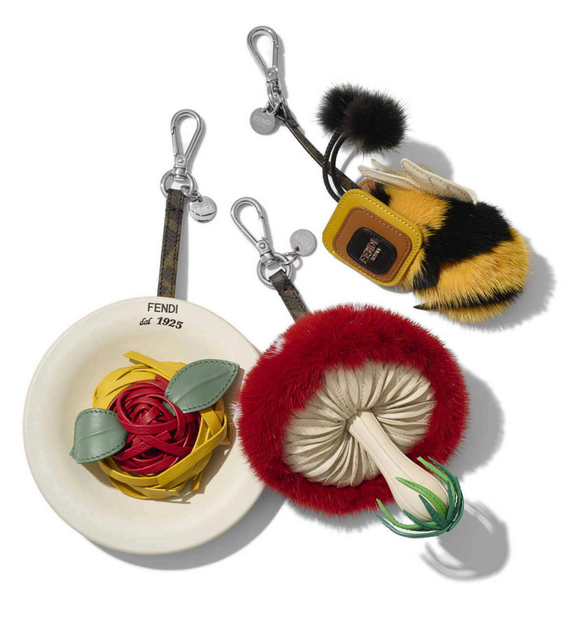 必ずまわりと差が出る簡単お洒落テク！　ベーシックな定番バッグを自分だけのものに変えるチャーム！