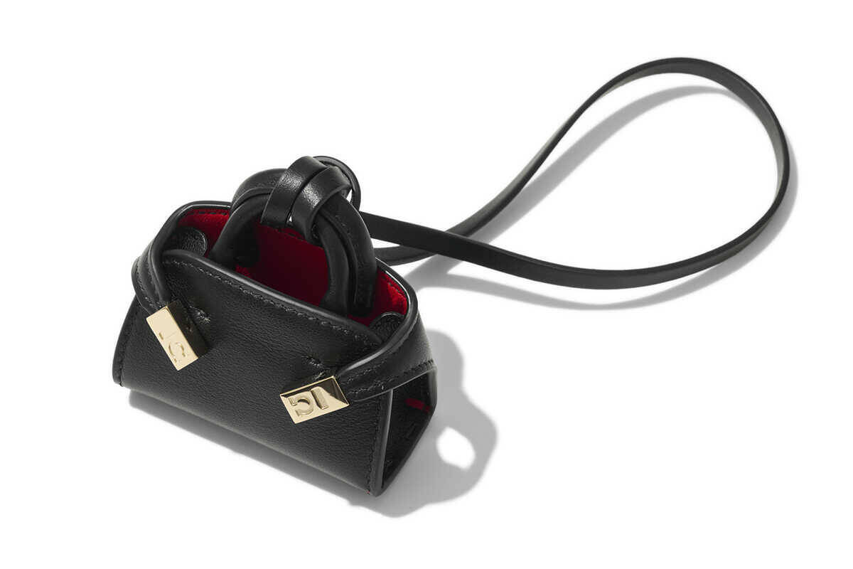 必ずまわりと差が出る簡単お洒落テク！　ベーシックな定番バッグを自分だけのものに変えるチャーム！