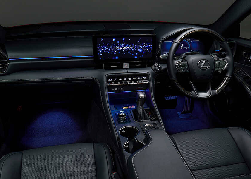 話題のクルマを品定め！“クルマを操る楽しさ”がさらに進化！　〈レクサス〉IS300h