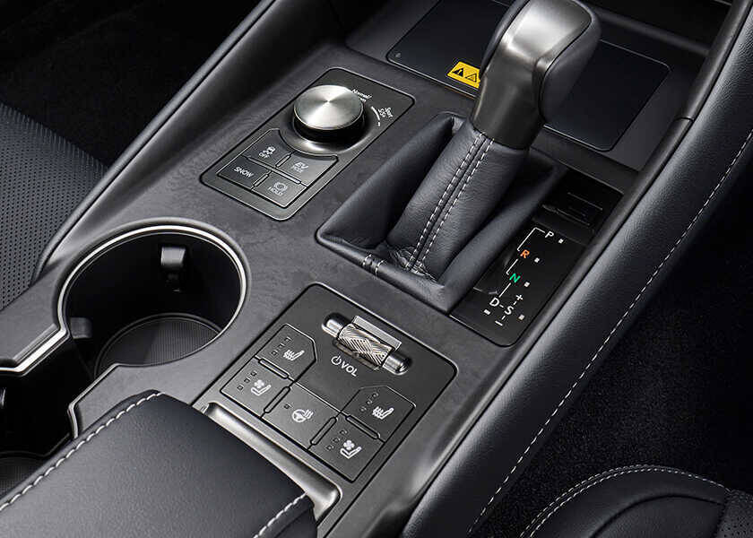 話題のクルマを品定め！“クルマを操る楽しさ”がさらに進化！　〈レクサス〉IS300h