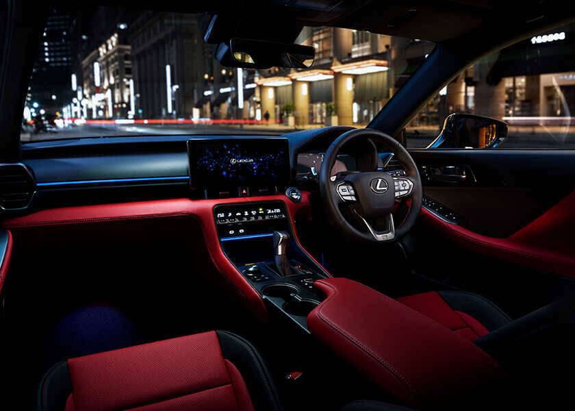 話題のクルマを品定め！“クルマを操る楽しさ”がさらに進化！　〈レクサス〉IS300h