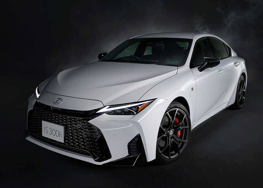 話題のクルマを品定め！“クルマを操る楽しさ”がさらに進化！　〈レクサス〉IS300h
