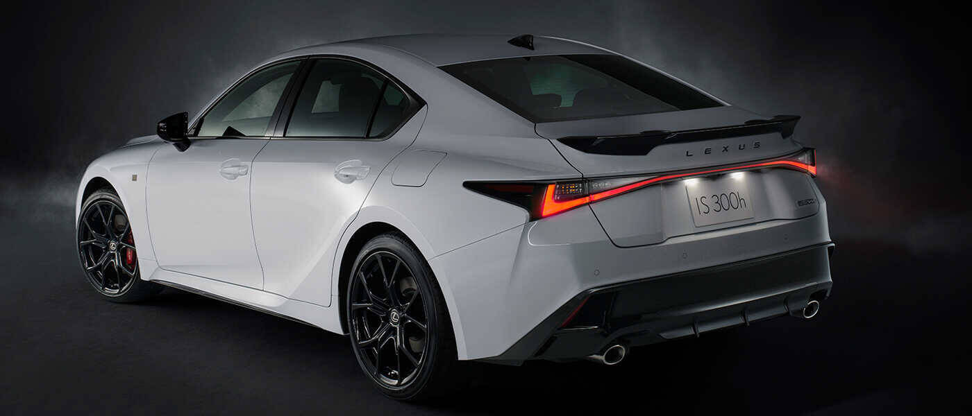 話題のクルマを品定め！“クルマを操る楽しさ”がさらに進化！　〈レクサス〉IS300h