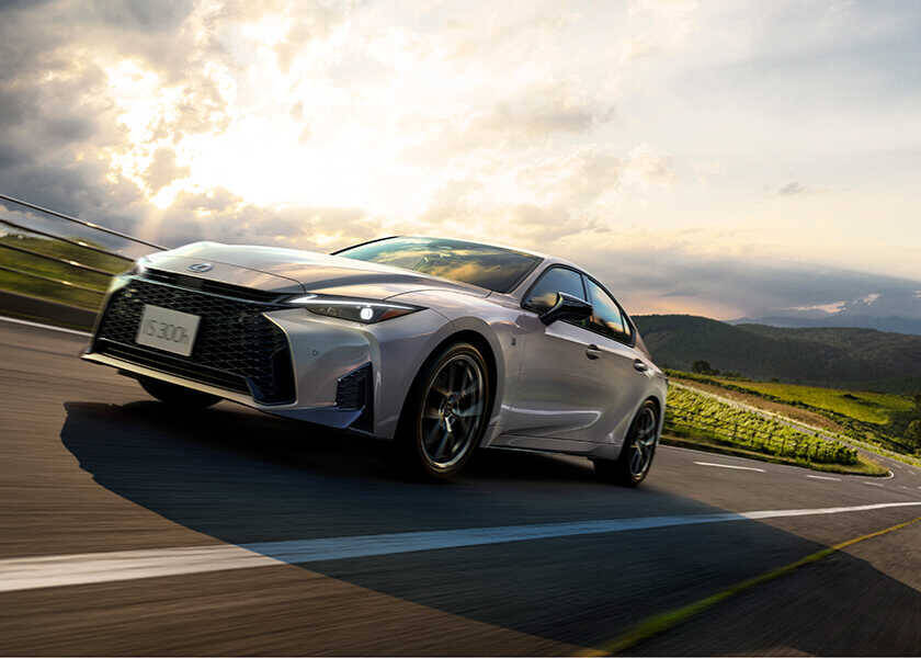 話題のクルマを品定め！“クルマを操る楽しさ”がさらに進化！　〈レクサス〉IS300h