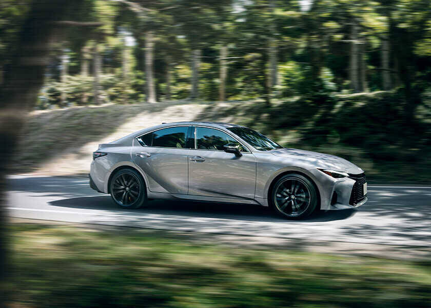 話題のクルマを品定め！“クルマを操る楽しさ”がさらに進化！　〈レクサス〉IS300h