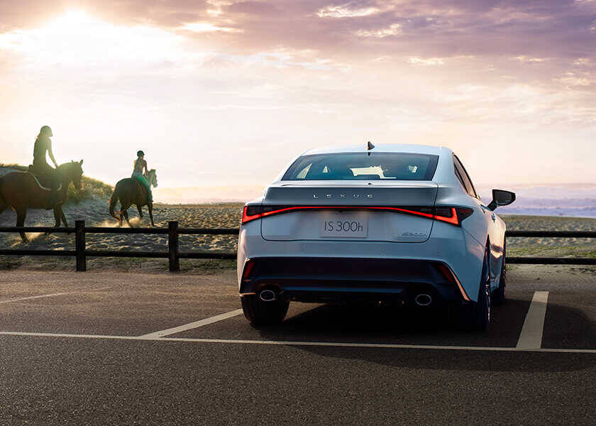 話題のクルマを品定め！“クルマを操る楽しさ”がさらに進化！　〈レクサス〉IS300h