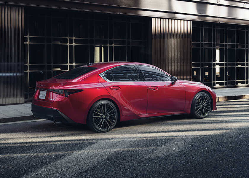 話題のクルマを品定め！“クルマを操る楽しさ”がさらに進化！　〈レクサス〉IS300h