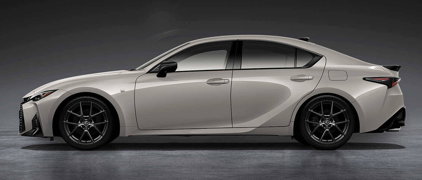 話題のクルマを品定め！“クルマを操る楽しさ”がさらに進化！　〈レクサス〉IS300h