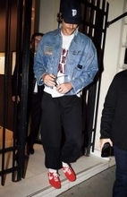 セレブのお洒落スニーカーを探せ！ド派手スニーカーがお洒落の秘訣⁉︎　“ビビットカラー編”