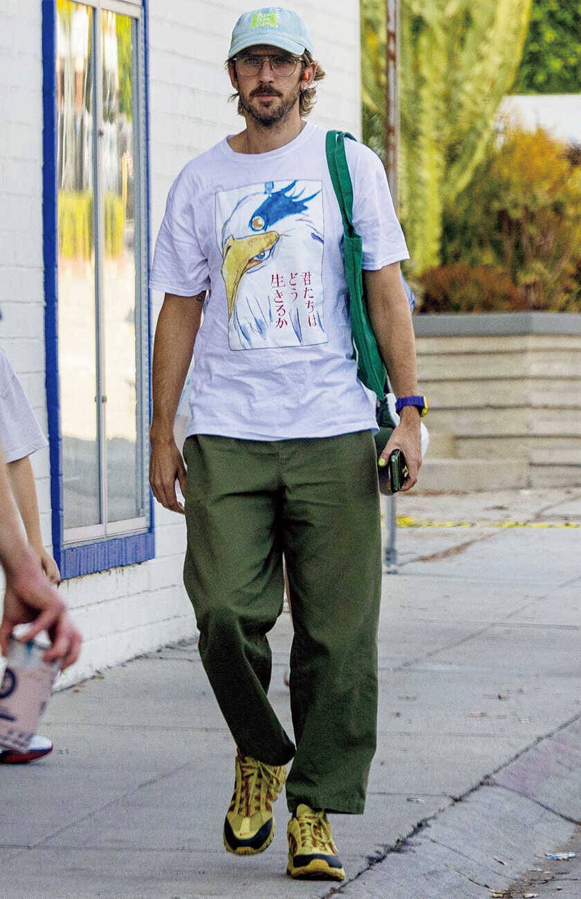 セレブのお洒落スニーカーを探せ！ド派手スニーカーがお洒落の秘訣⁉︎　“ビビットカラー編”