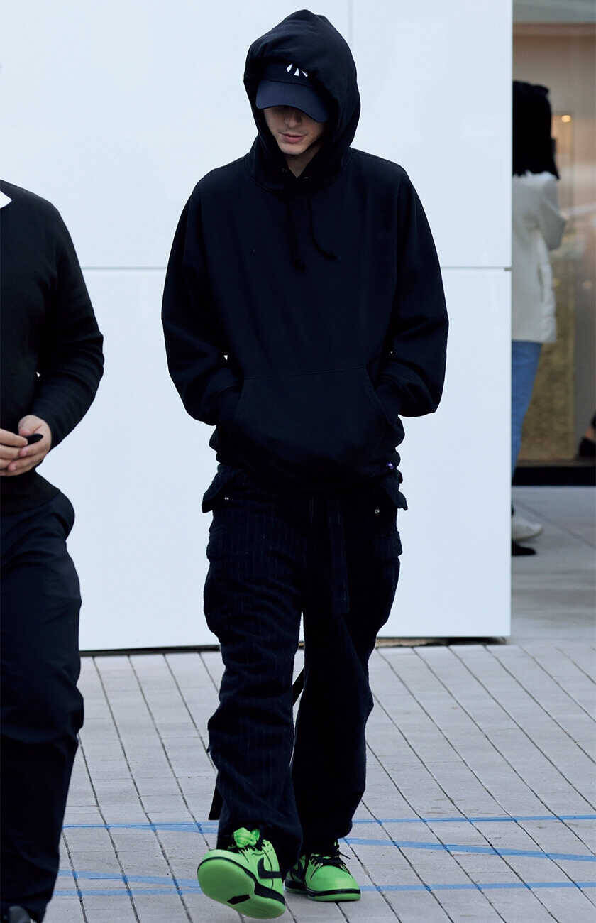 セレブのお洒落スニーカーを探せ！ド派手スニーカーがお洒落の秘訣⁉︎　“ビビットカラー編”