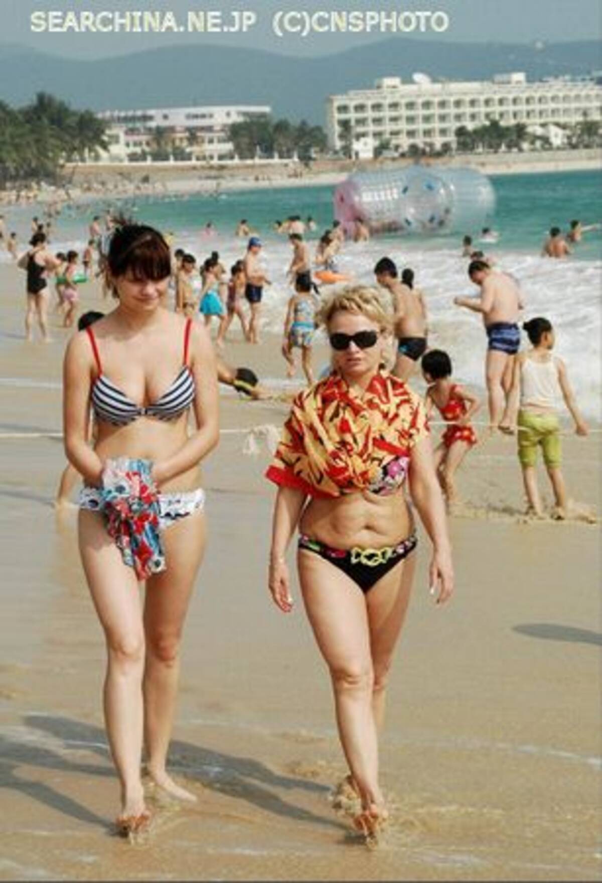 ヌードの水泳客だらけの海岸 賛成29 海南島 08年7月5日 エキサイトニュース