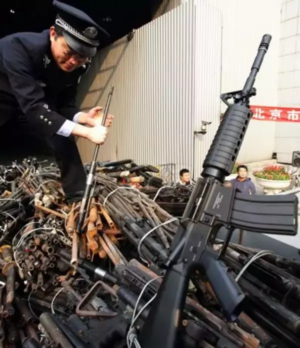 警察の記者会見中に、押収した銃が暴発―3人負傷