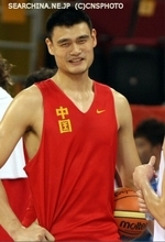 中国オリンピック代表団の旗手にNBAの姚明選手選ばれる
