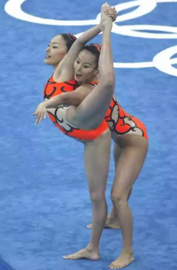 水泳シンクロ：日本の原田早穂／鈴木絵美子は3位発進