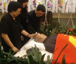 革命墓地で華国鋒元主席の葬儀―長女らが最後の別れ