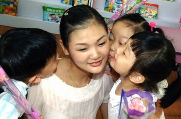 先生に チュッ 中国各地で 教師の日 の催し 08年9月10日 エキサイトニュース