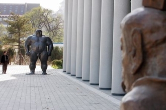 北京大学内、裸体の「モンゴル男――立つ」像で物議