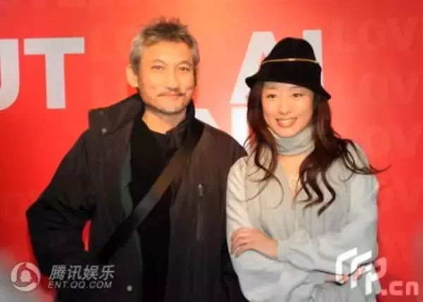 【中華芸能】音楽活動は一休み、人気歌手アイ・ジンが絵画展を開催