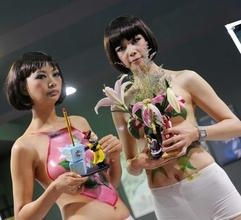 深センの文化博、モデルの胸に視線…ペインティング