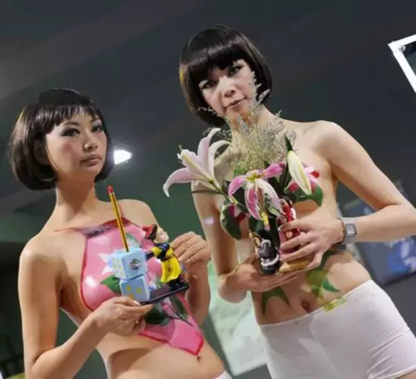 深センの文化博、モデルの胸に視線…ペインティング