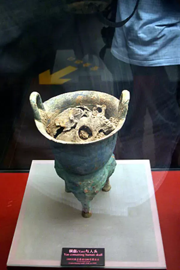 古代祭祀用の“人の頭部を砕いて煮込む器”展示－殷墟