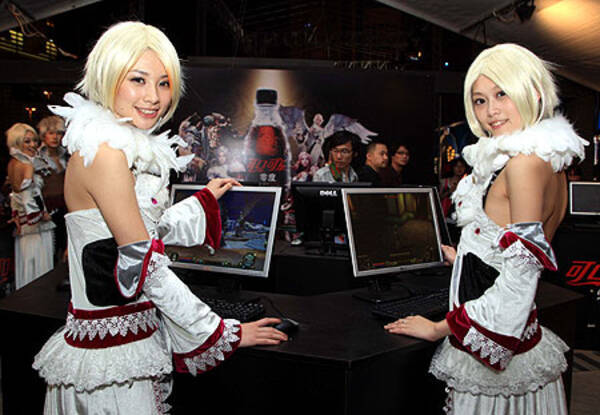 コカ コーラと中国ネットゲームがコラボ コスプレ美女登場 09年6月17日 エキサイトニュース