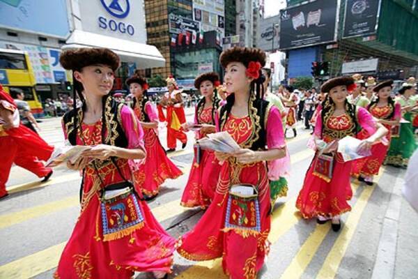 少数民族衣装の可憐な少女たち 香港返還パレード 09年7月1日 エキサイトニュース