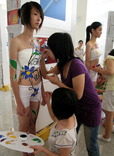 “銀の都”でシルバー・ボディーペインティング－湖南