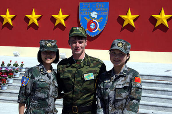 ロシアのイケメン兵士と中国美女兵士 合同軍事演習で 09年7月16日 エキサイトニュース