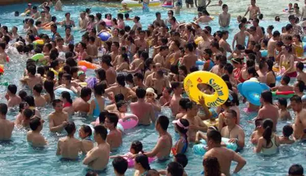 暑い！38度の重慶、プールは「芋洗い」＝“水餃子”状態