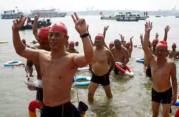 毛沢東ゆかりの長江横断水泳、“勇敢さ”示す精神活動